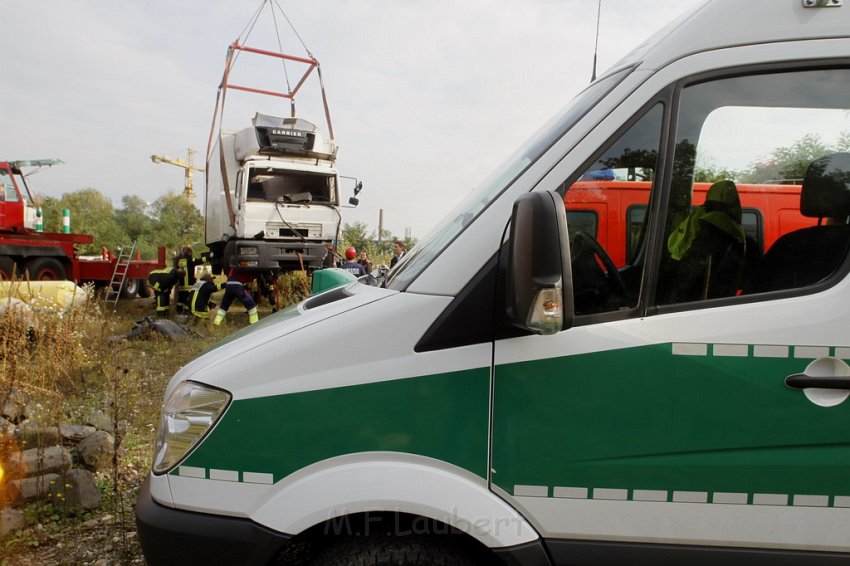 LKW faehrt in den Rhein Langel Hitdorf Faehre P569.JPG